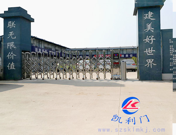 伸縮門遙控電動(dòng)無軌配輕松推桿而過通道三輥閘的安裝